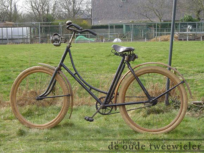 Lydia 1919 with wooden rims